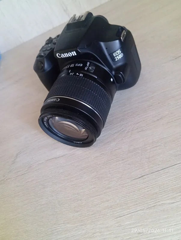 Canon EOS 250D fotoapparati