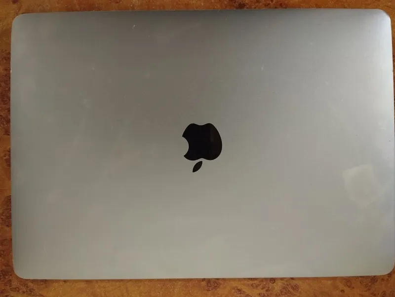 MacBook Pro рабочий коробки нету но гарантия есть