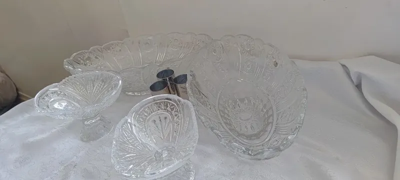 4 ta mevalar solasigan idishlar va 3 ta kichik finjon to'plami. 3 4 ta mevalar solasigan idishlar va 3 ta kichik finjon to'plami. 3