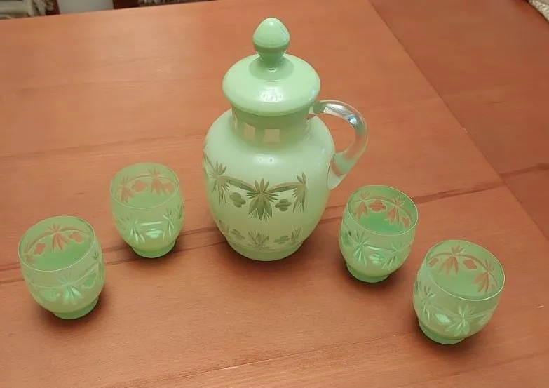 Красивый набор из графина и 4 стаканов