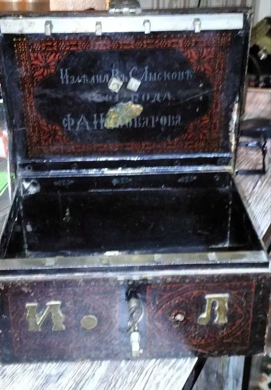 Антикварная шкатулку из метала 1891 года — фото 1