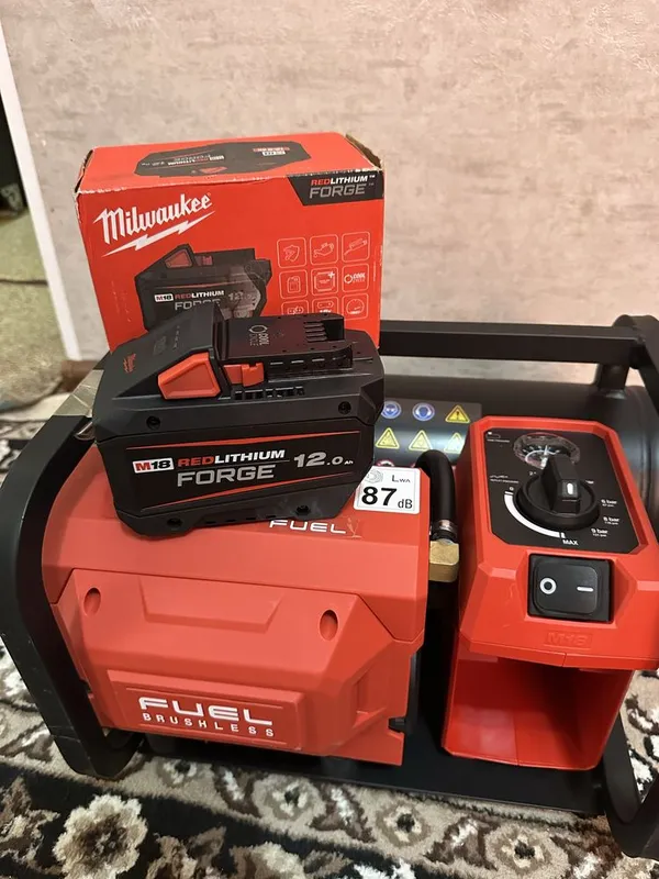 Milwaukee M18 FAC FUEL + АКБ 12.0Ah FORGE 3 Milwaukee M18 FAC FUEL + АКБ 12.0Ah FORGE 3