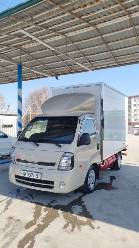 Kia bongo sotiladi