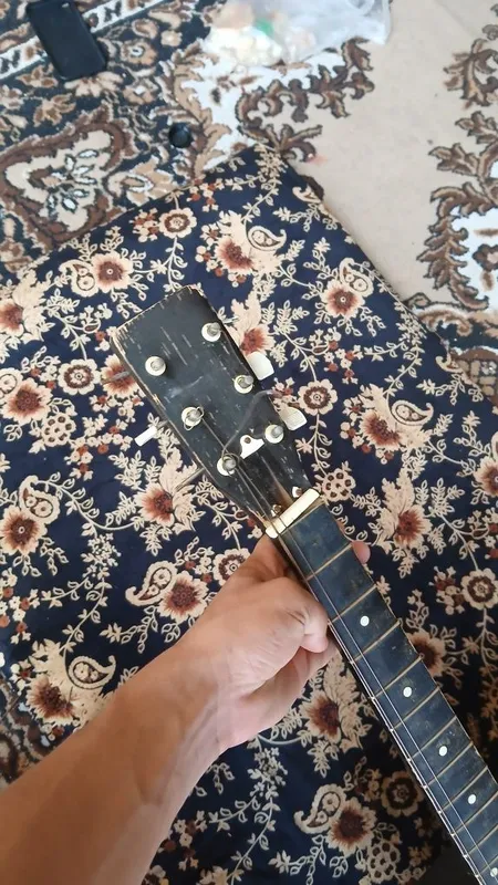 gitara sotiladi. 2 gitara sotiladi. 2