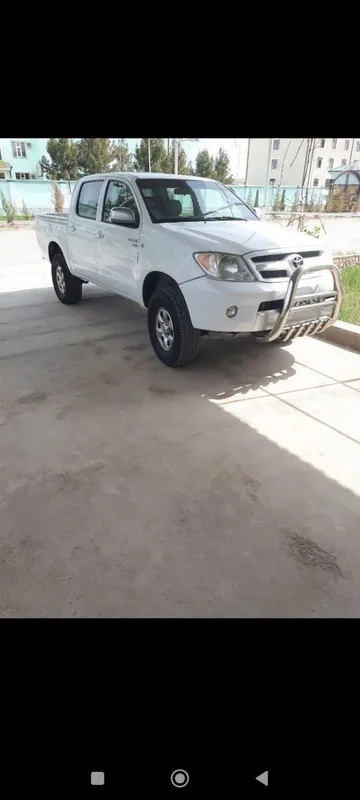 Toyota Hilux пикап сотилади