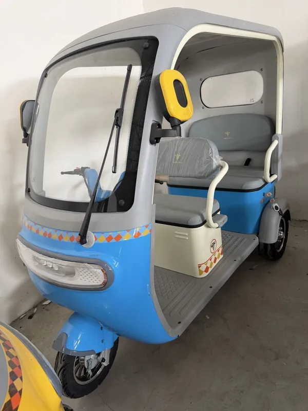 Yopiq kabinali elektr uch g’ildirakli moped Bobo Motors 4