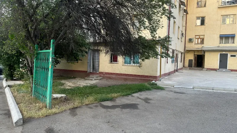 Продается 1-комнатная квартира можно под нежилое — фото 1