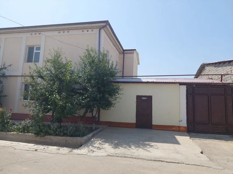 Самарканд вилояти Жомбой центрда 4 сотхли коттедж сотилади.