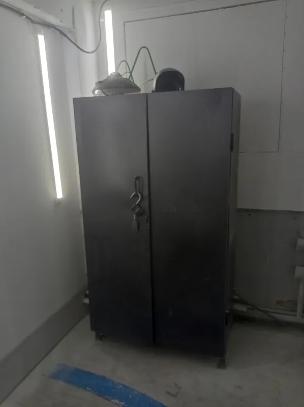 Продаю большой железный шкаф