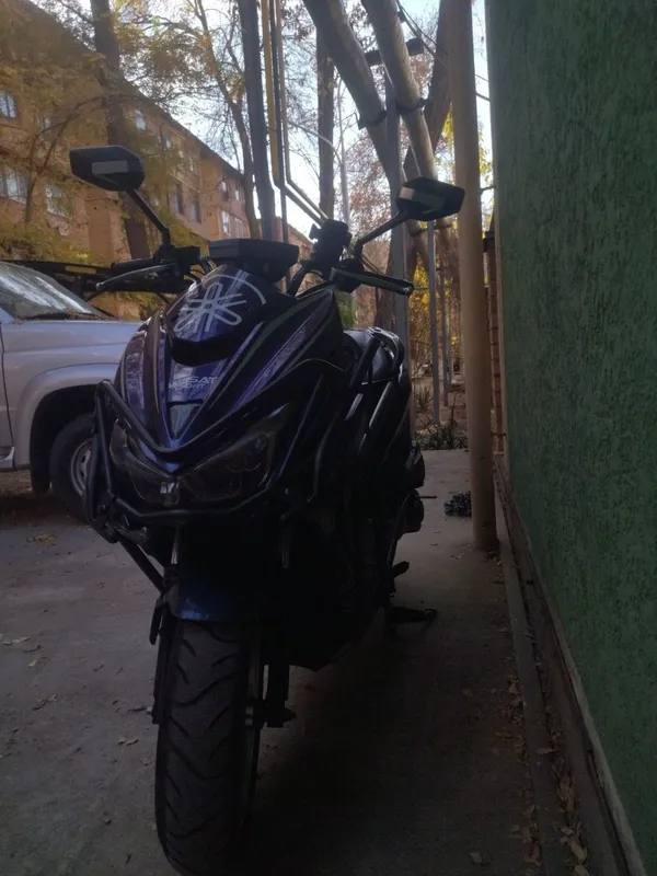 Skuter kaska perchatkasi bilan