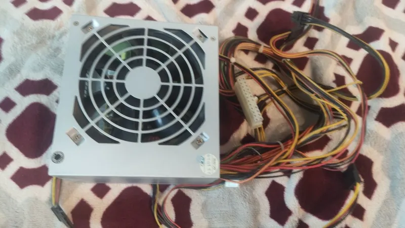 Продам блок питания и видео картудля компьютера почти новый. 450 w 2 Продам блок питания и видео картудля компьютера почти новый. 450 w 2