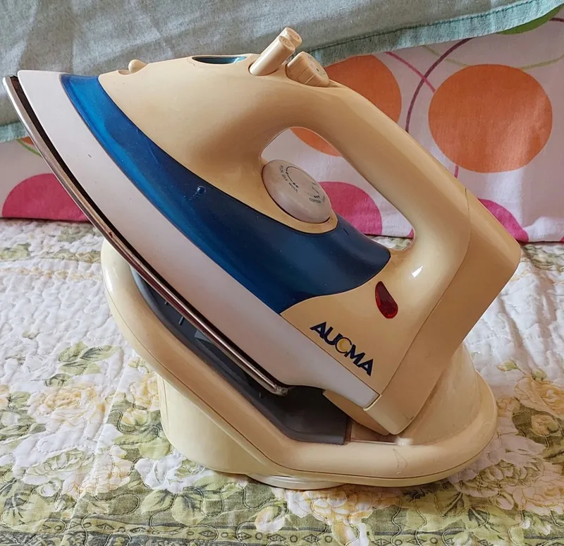 Продаю утюг AUCMA