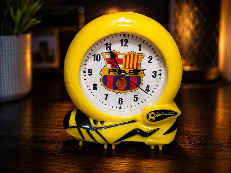 Barcelona futbol to‘pi shaklidagi stol soati