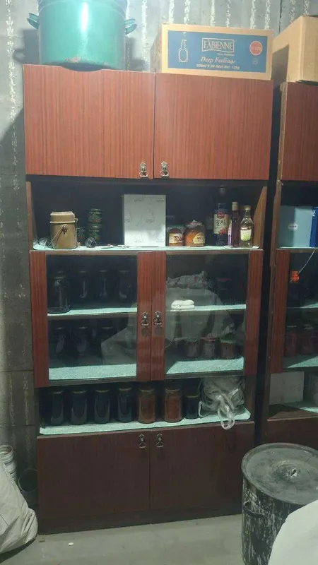 Продам вместительный трёхсекционный шкаф для гостиной. Недорого.