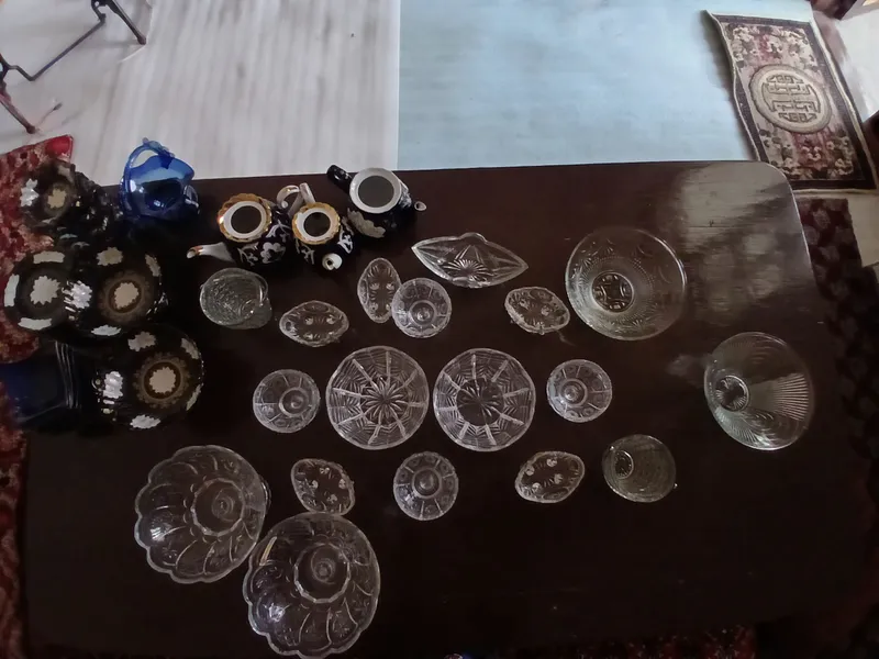 Xrustal, shisha va qora chinni idishla.