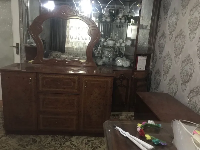 Состояние хорошее, только у серванта у одной дверцы разбито стекло 1 Состояние хорошее, только у серванта у одной дверцы разбито стекло 1