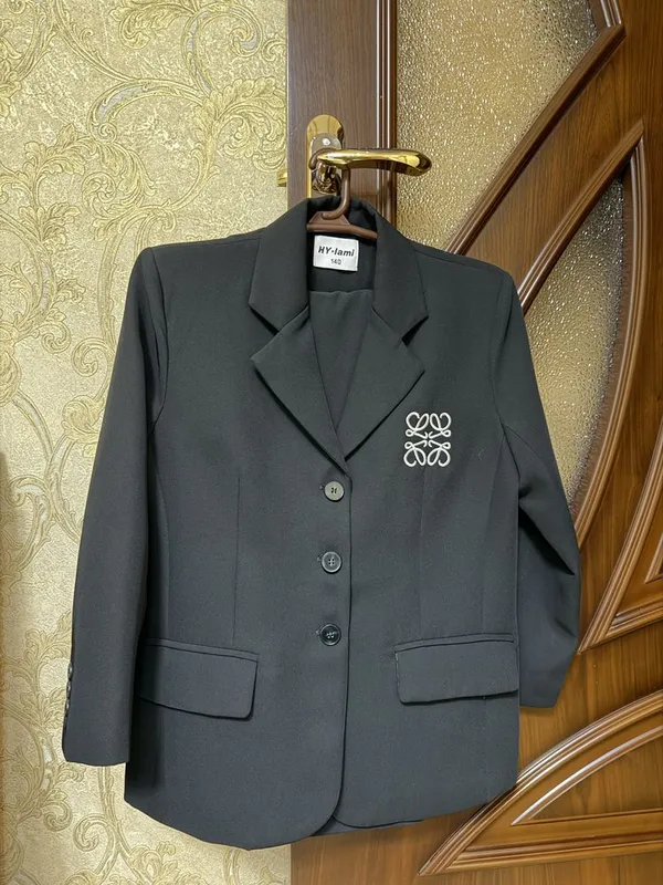 Продается брючной костюм в стиле casual для девочек