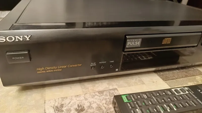 CD проигрыватель Sony CDP -XE300 — фото 1