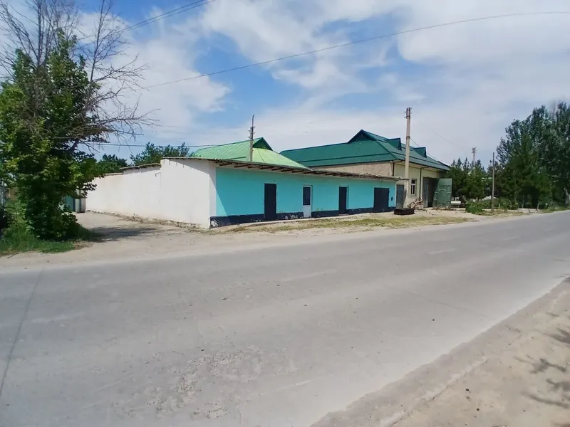 Katta kocha boʻyida joylashgan katta hovli Sotiladi 2