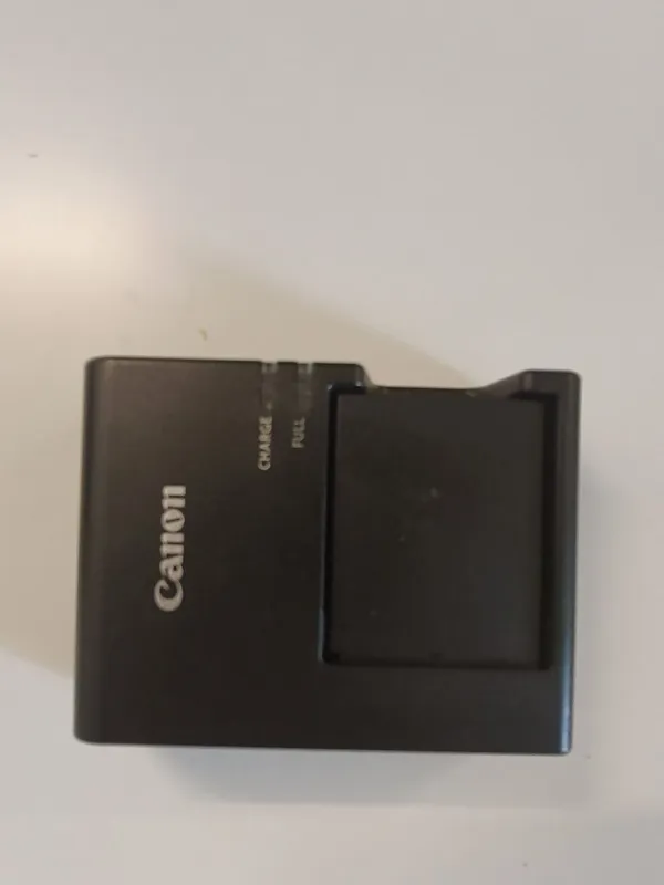 Продам фотоаппарат Canon ds126291 с опективом 18-55мм 4