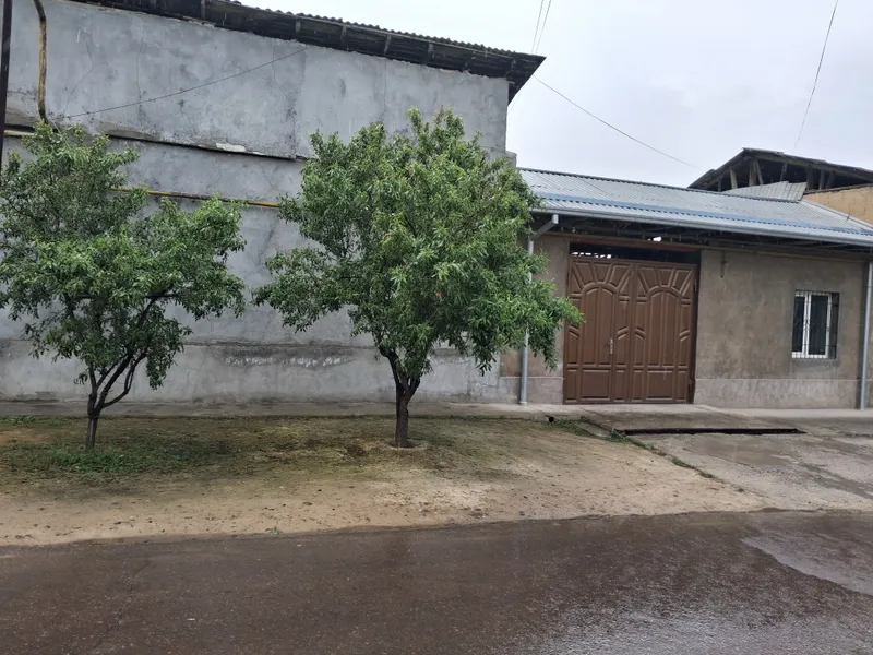 Uchtepa tumanida 2,2 sotixli hovli sotiladi