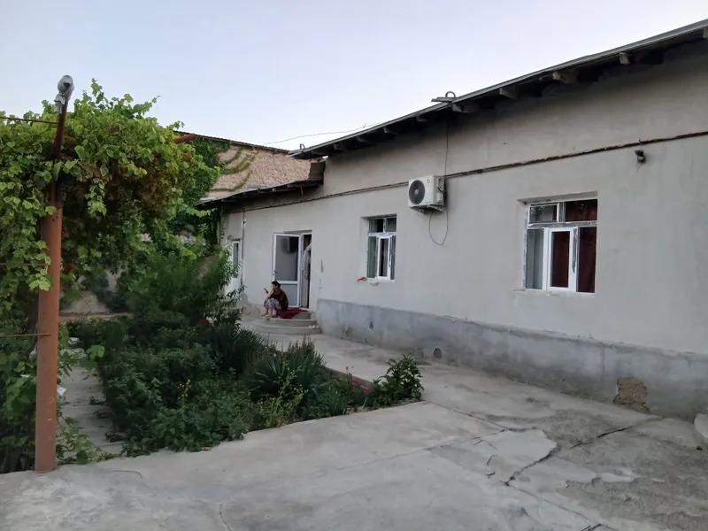 Жиззах шахар Бунёдкор махаллада 8 сотихли Ховли уй сотилади 10 хонали 7 Жиззах шахар Бунёдкор махаллада 8 сотихли Ховли уй сотилади 10 хонали 7