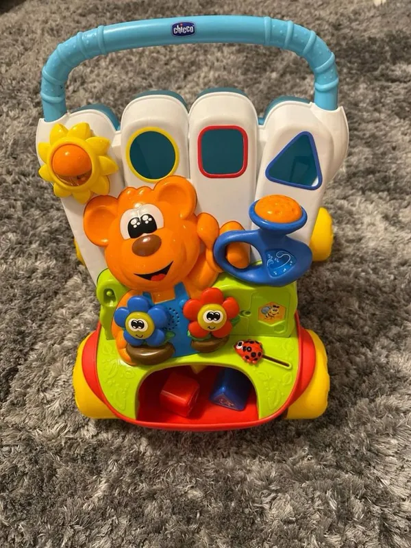 Продаю музыкальный толкатель Chicco «Садовник».