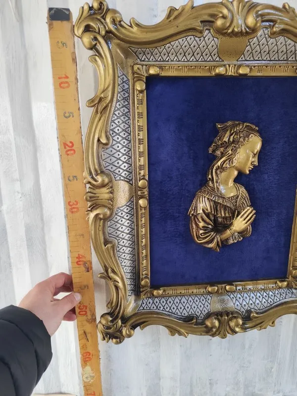 Панно с барельефом молящаяся девушка — фото 1