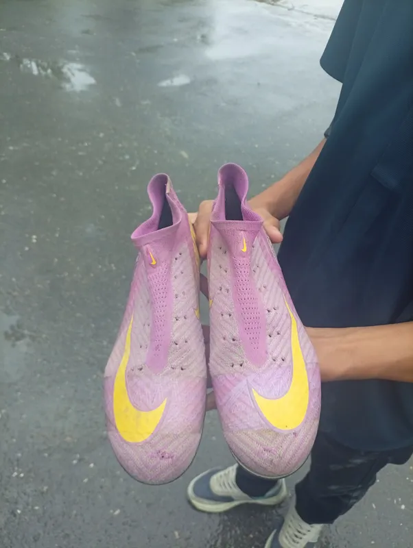 Nike mercurial 3 oy kiyilgan  uchi sal yirtilgan