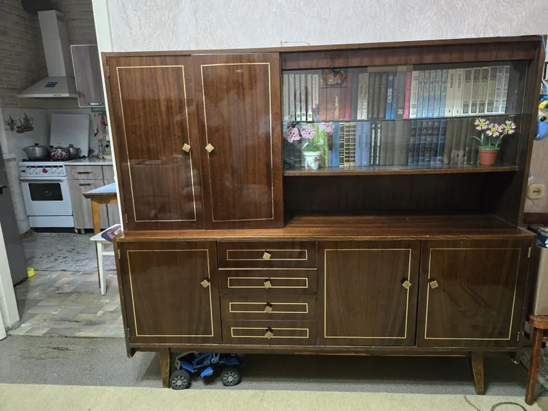 Продам сервант срочно Балгарский "Оксана". Дерево -орех.