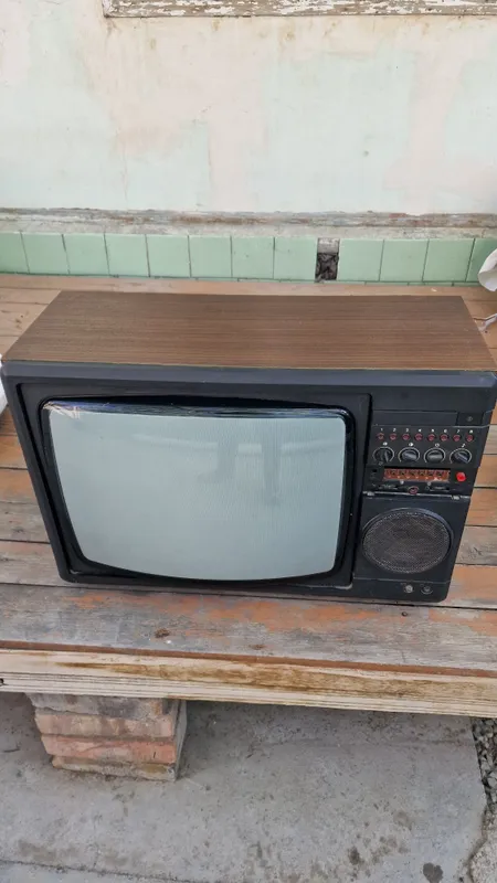 Elektron rus televizori ekrani yaponskiy pultli qlingan