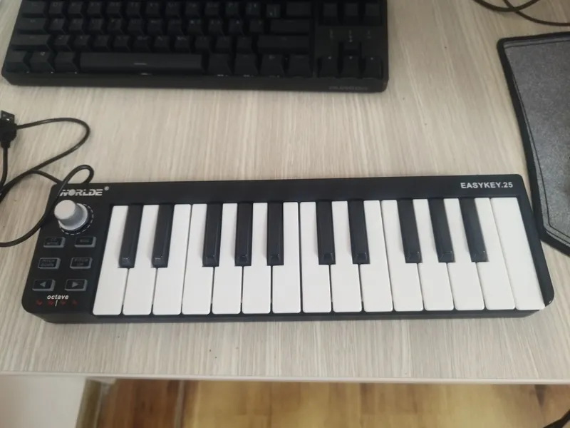 Продам Midi клавиатуру Worlde easykey 25 1 Продам Midi клавиатуру Worlde easykey 25 1