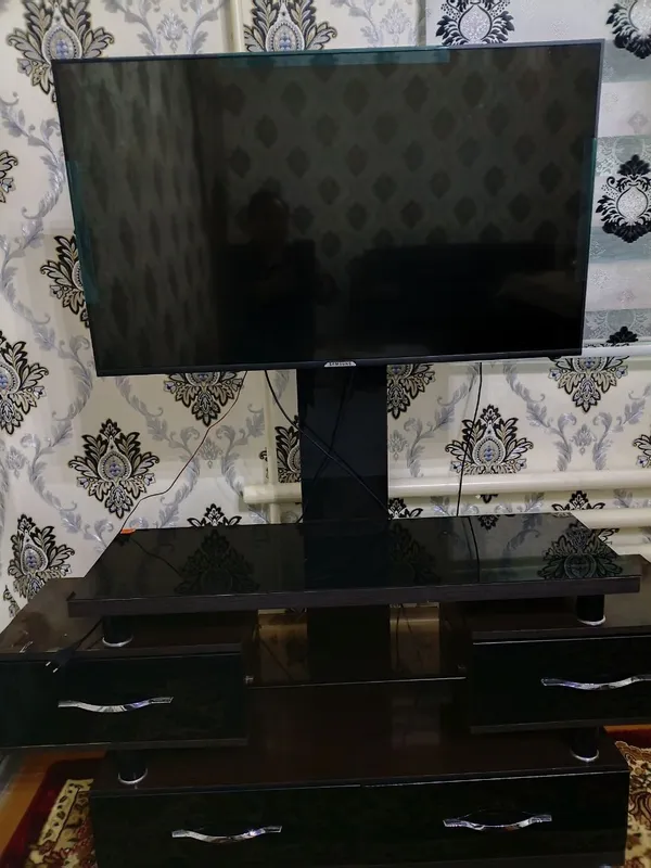 Televizor va patistavka sotiladi holati yaxshi — фото 1