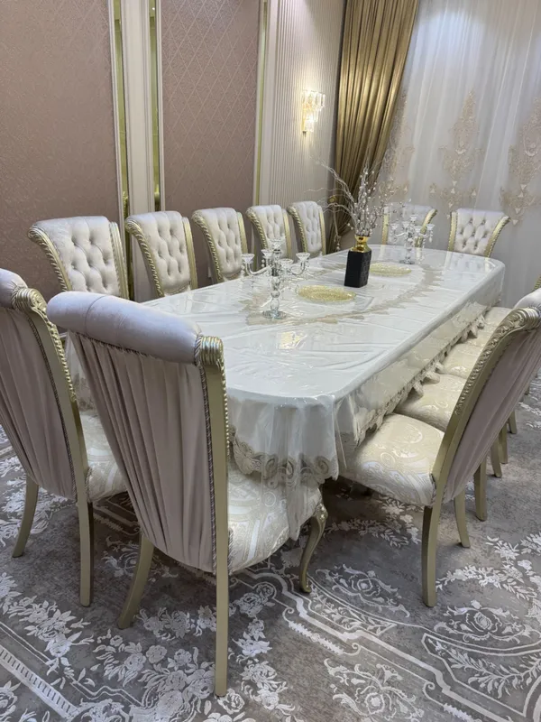 Стол и стулья в зал
