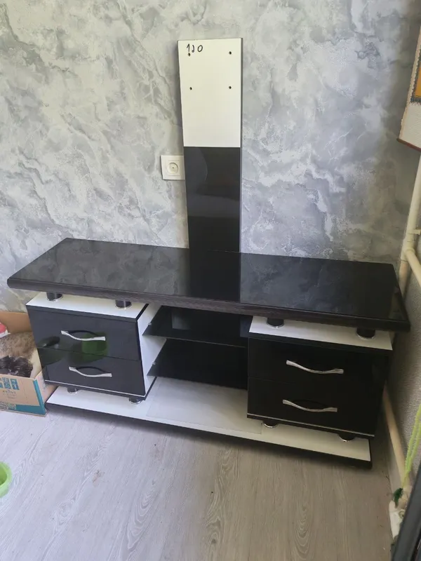Televizor qo‘yish uchun podstavka