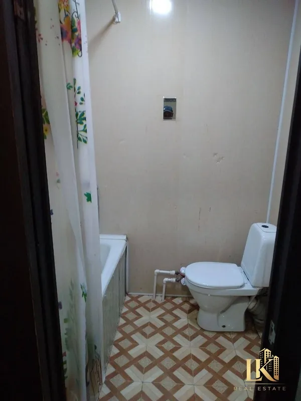 Shaxsiy sanuzelli yotoqxonada shinam xona sotiladi (18 m²) 5