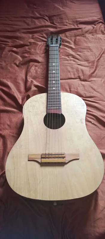 gitara olinganiga 2 yil boʻldi vabwe ishlatilmagan
