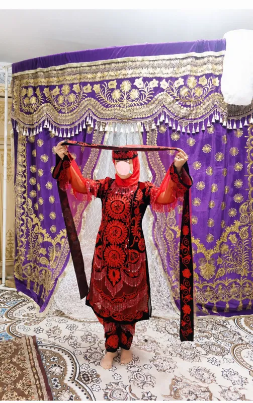 Национальная одежда, «попур» и бусины ручной работы.