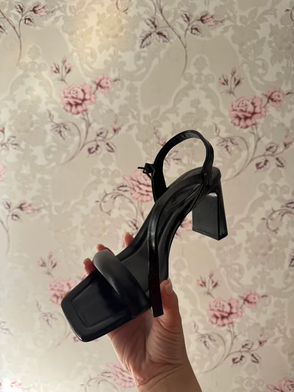 Каблуки в отличном состоянии от Stradivarius