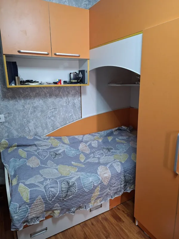Продам гарнитур угловой с двумя кроватями и письменный столом