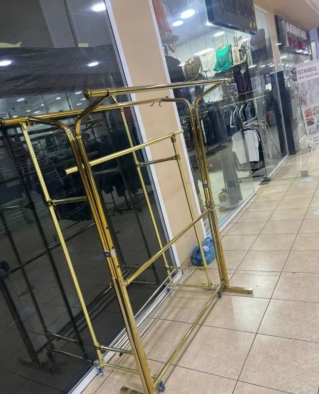 Продаётся металлическая вешалка Продаётся металлическая вешалка