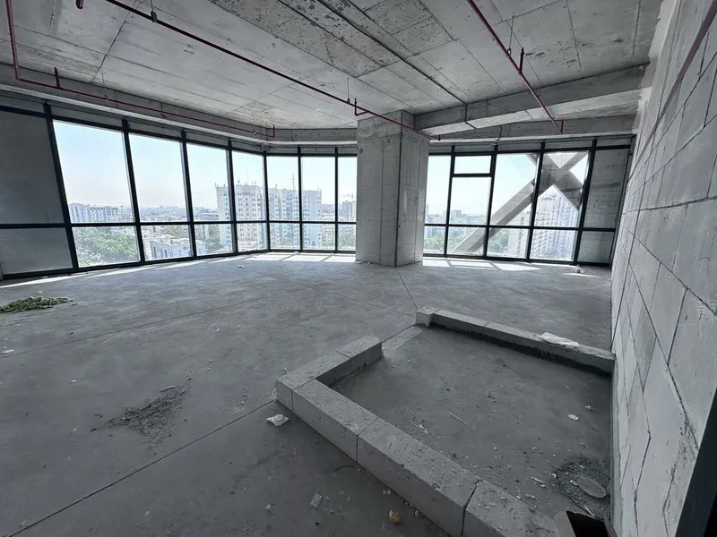 Piramit Tower ЖКda 2 xonali burchak kvartira sotiladi (72 m²), ta’mirsiz, panoramali manzara 2