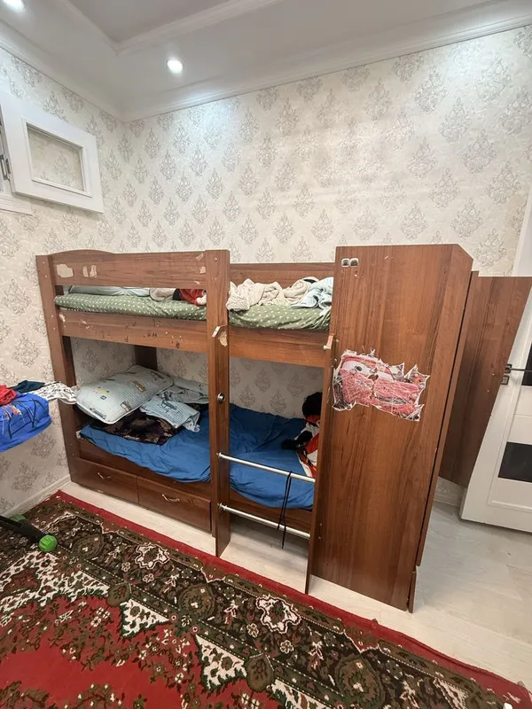 Двухяростная кровать с матрасом