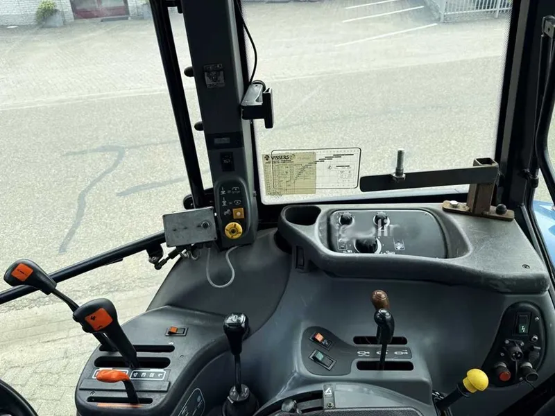Трактор колесный New Holland TS90 4WD 8 Трактор колесный New Holland TS90 4WD 8