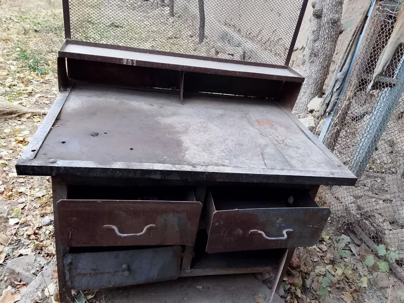 Servisniy stol sotiladi 2