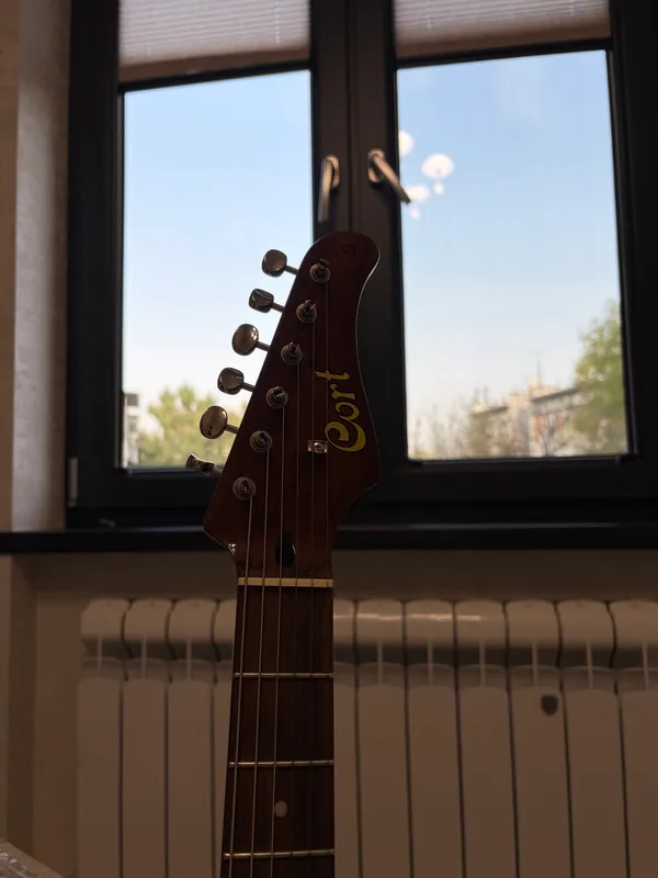 VOX kombo kuchaytirgichi bilan Cort elektro gitarasi 3 VOX kombo kuchaytirgichi bilan Cort elektro gitarasi 3