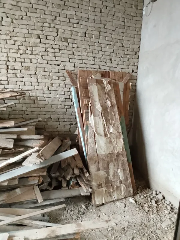 Ески бузилган уйдан чикан расиски тахтала 1 Ески бузилган уйдан чикан расиски тахтала 1