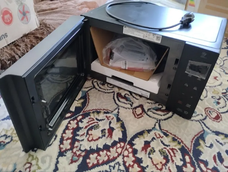 Продаётся микроволновка LG MS~2535BIS — фото 1