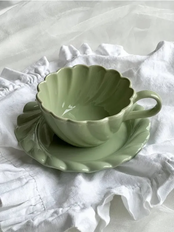 Чашки с блюдцами обычно изготавливаются фарфора.