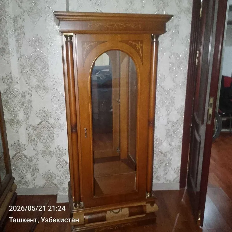 Сервант стеклянный